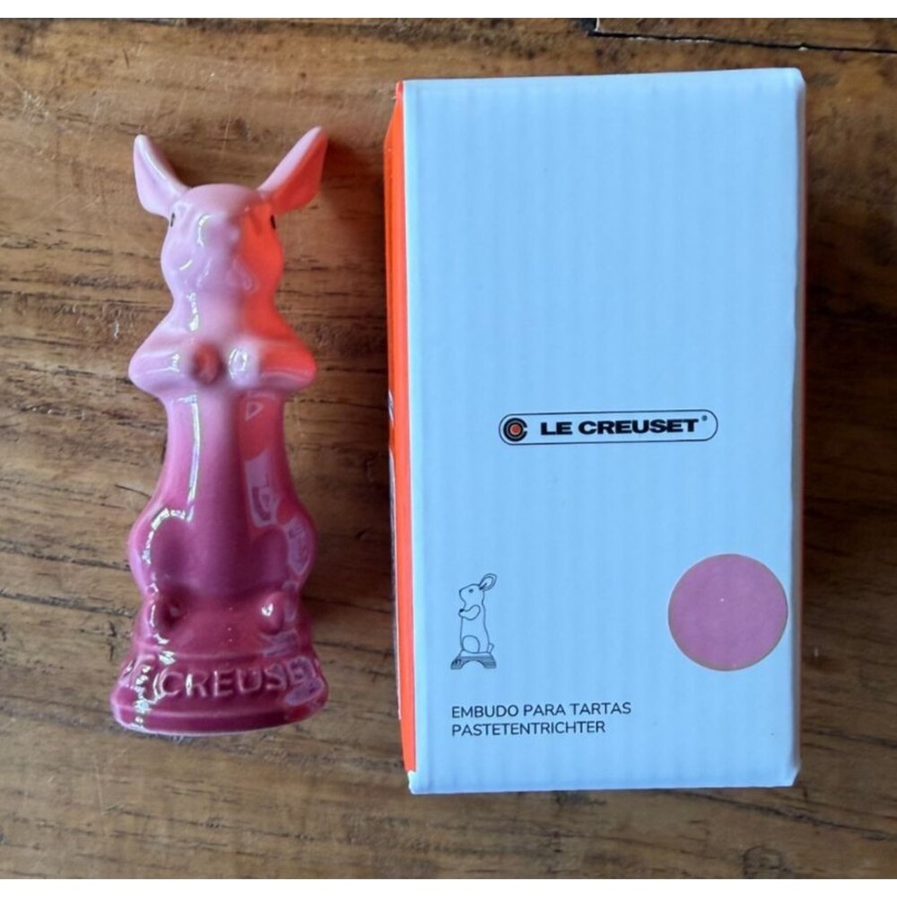 Le Creuset Stoneware Easter Bunny Pie Vent Bird Funnel Rose Quartz New in Box - Picture 2 of 6